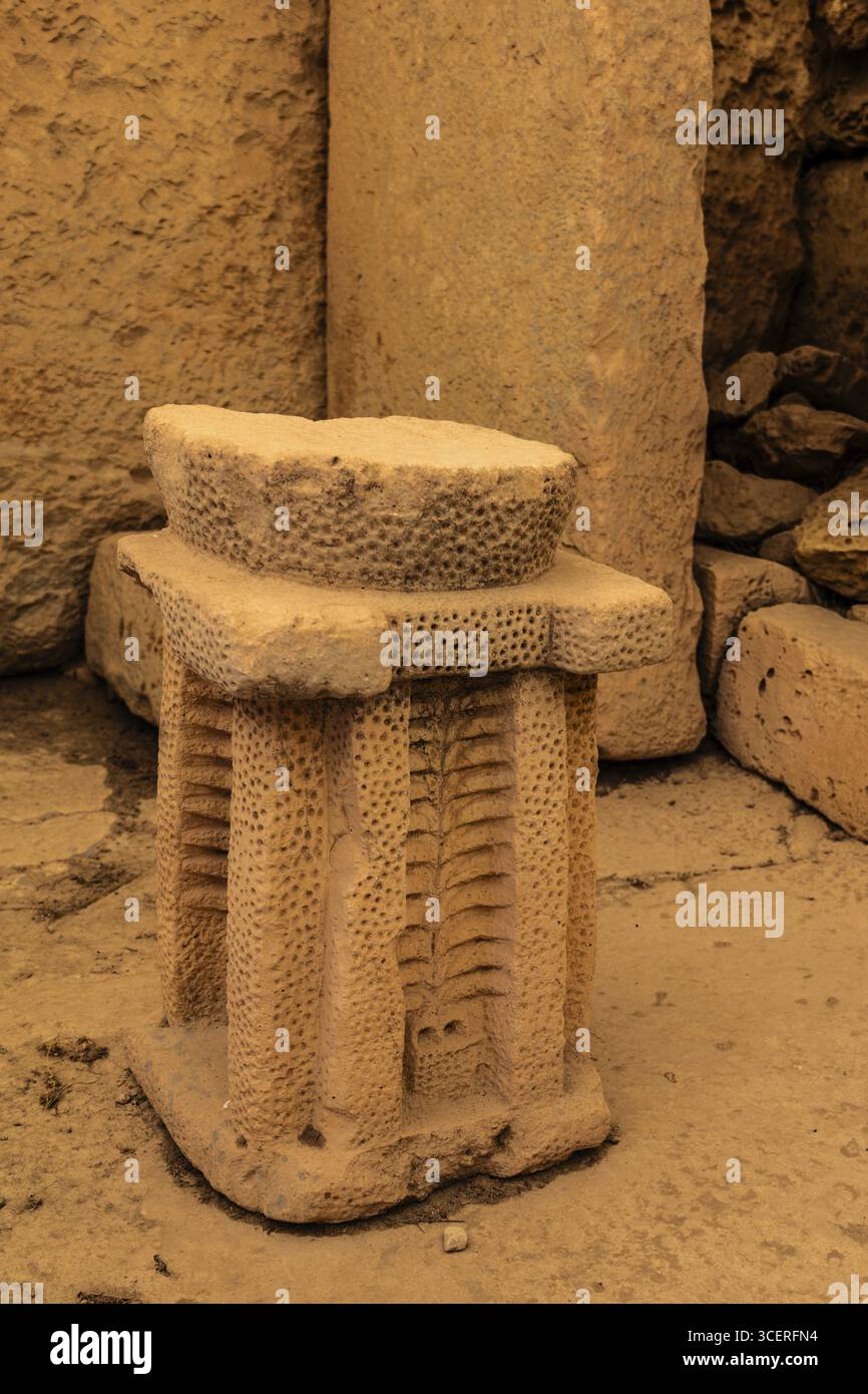 Kalksteinaltar mit Opferplatte, megalithischer Hagar Qim Tempel mit insgesamt sechs großen Tempelräumen, 3600-2500 v. Chr., Qrendi, Malta Stockfoto