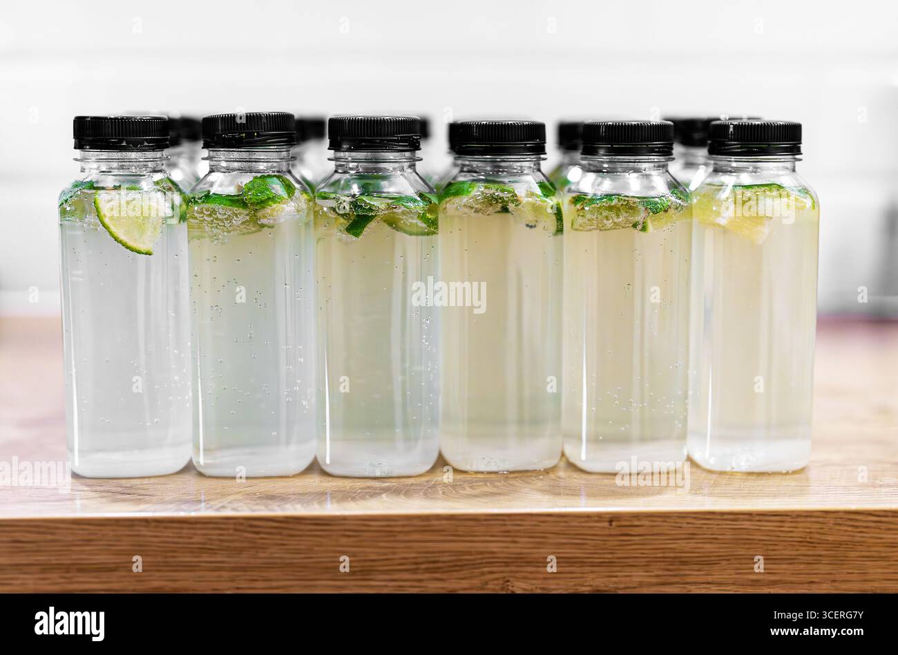 Kunststoffflaschen gefüllt mit kalkhaltigem Minzwasser. Stockfoto
