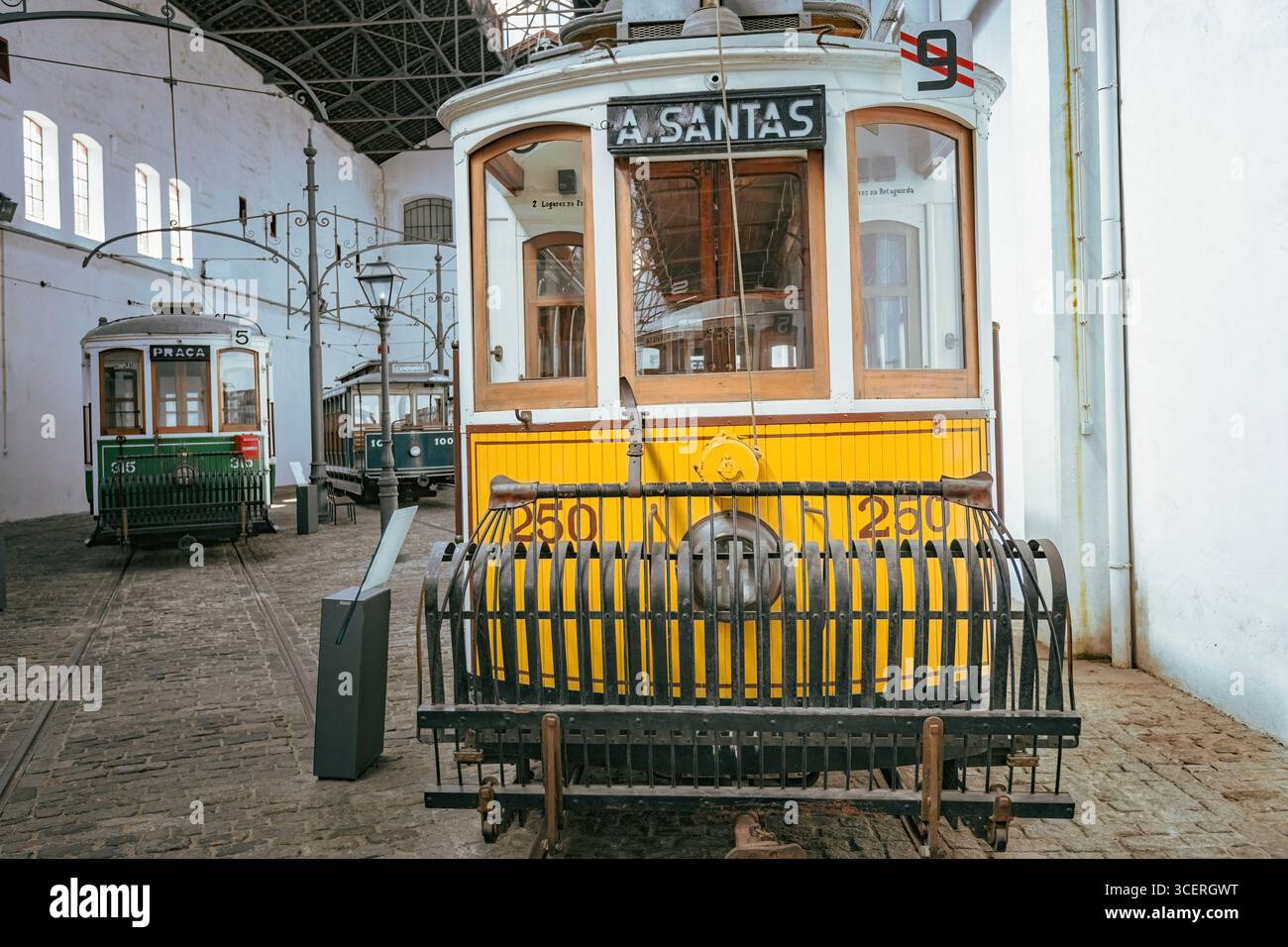 Ausstellung von Vintage-Straßenbahnen im Museum von Porto Tram (Museu do Carro Eléctrico) in Porto, Portugal Stockfoto