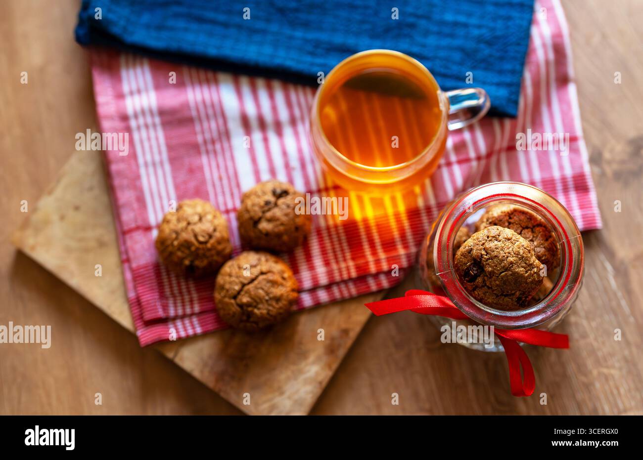 Eine Tasse Tee mit Haferflockenrosinenkeksen. Stockfoto