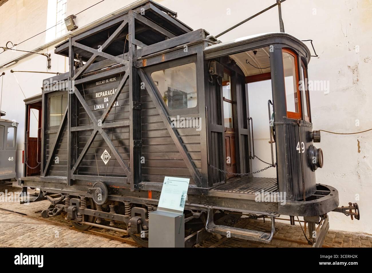 Ausstellung von Vintage-Straßenbahnen im Museum von Porto Tram (Museu do Carro Eléctrico) in Porto, Portugal Stockfoto
