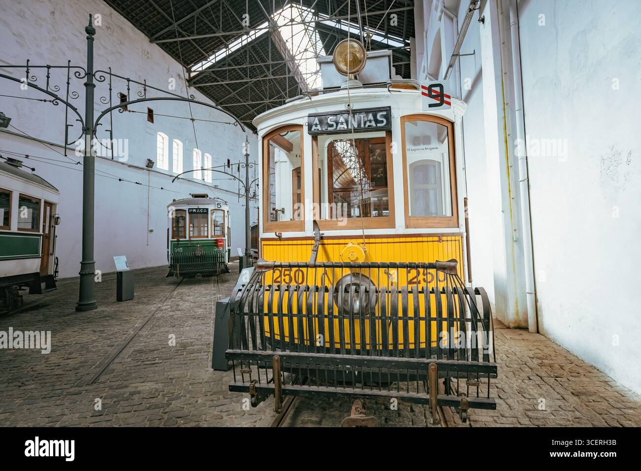 Ausstellung von Vintage-Straßenbahnen im Museum von Porto Tram (Museu do Carro Eléctrico) in Porto, Portugal Stockfoto