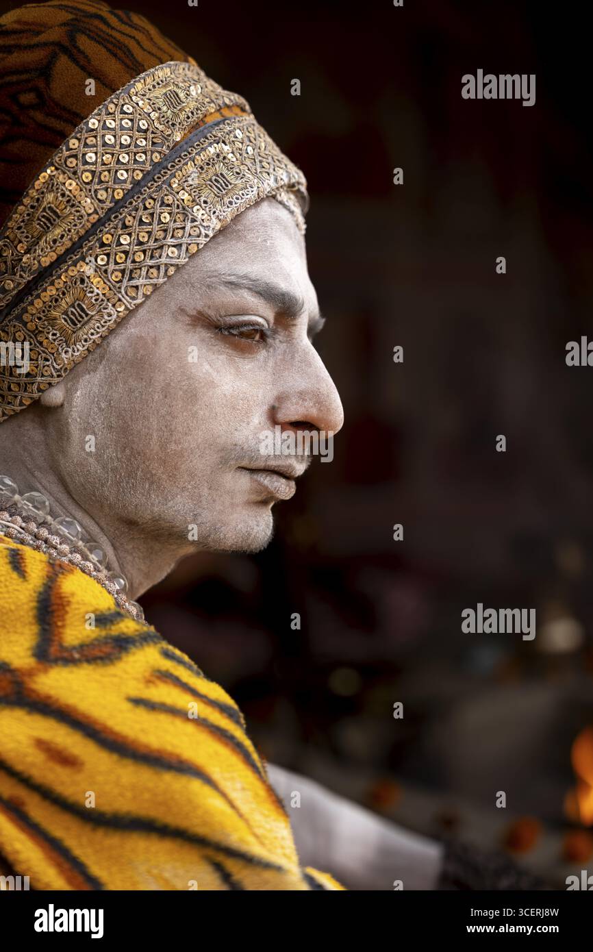 Ein indischer Sadhu, der mit Asche gerieben ist, sieht hart zur Seite, Maha Kumbh Mela, Naika, Phulpur, Uttar Pradesh, Indien Stockfoto