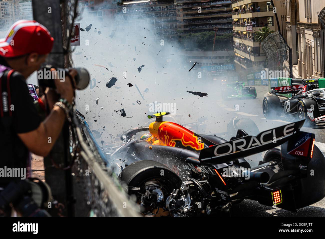 Ein riesiger Unfall für Sergio Perez und seinen redbull während des GP von Monaco Stockfoto