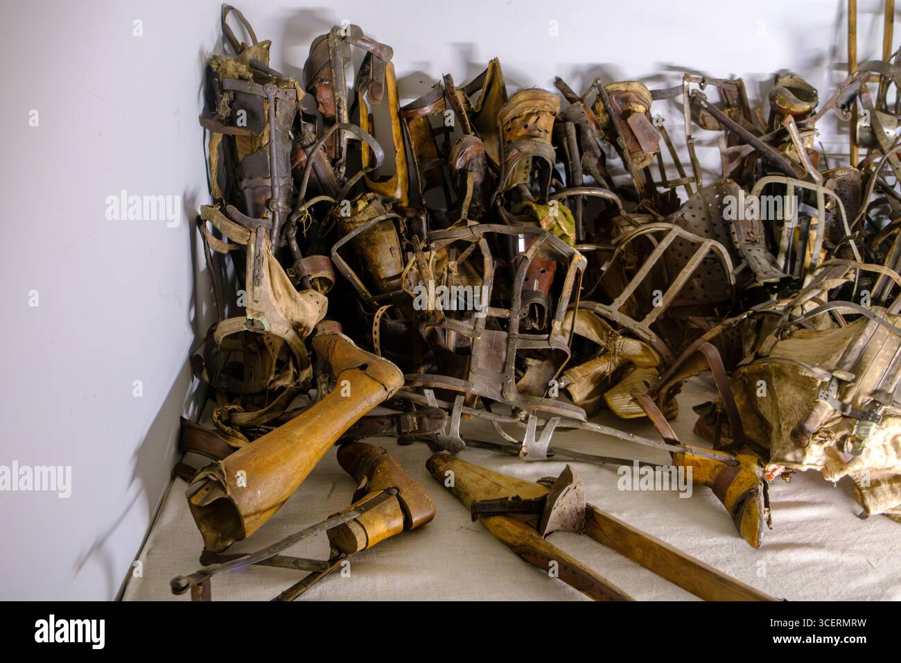 Ein Haufen von Prothesen, Zahnspangen und anderen medizinischen Geräten, die im Staatlichen Museum Auschwitz-Birkenau ausgestellt sind und die Opfer darstellen, die entsorgt wurden Stockfoto