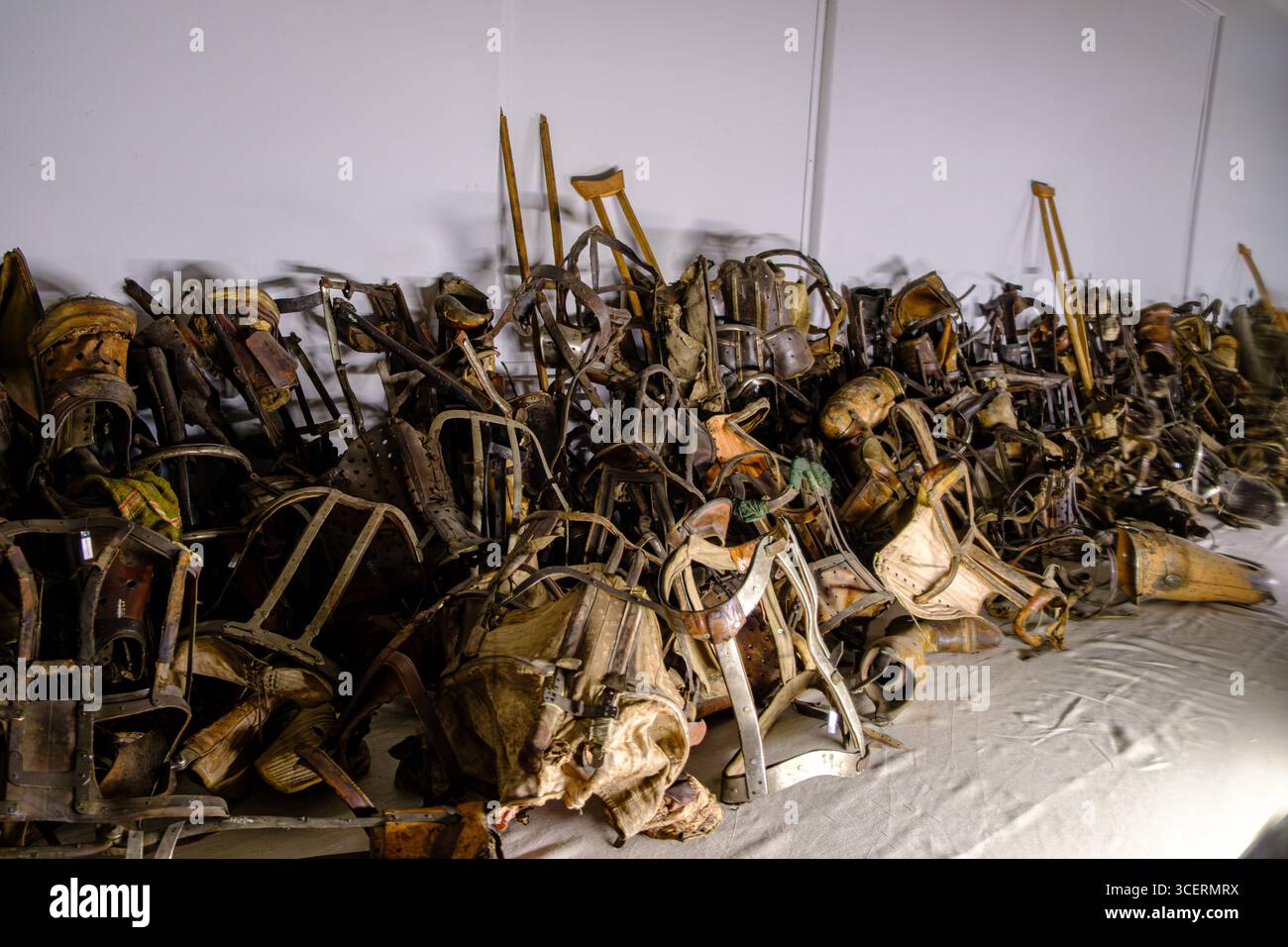 Ein großer Haufen Krücken, Prothesen und andere medizinische Geräte, die im Staatlichen Museum Auschwitz-Birkenau ausgestellt sind, ein Zeugnis für die Opfer Stockfoto