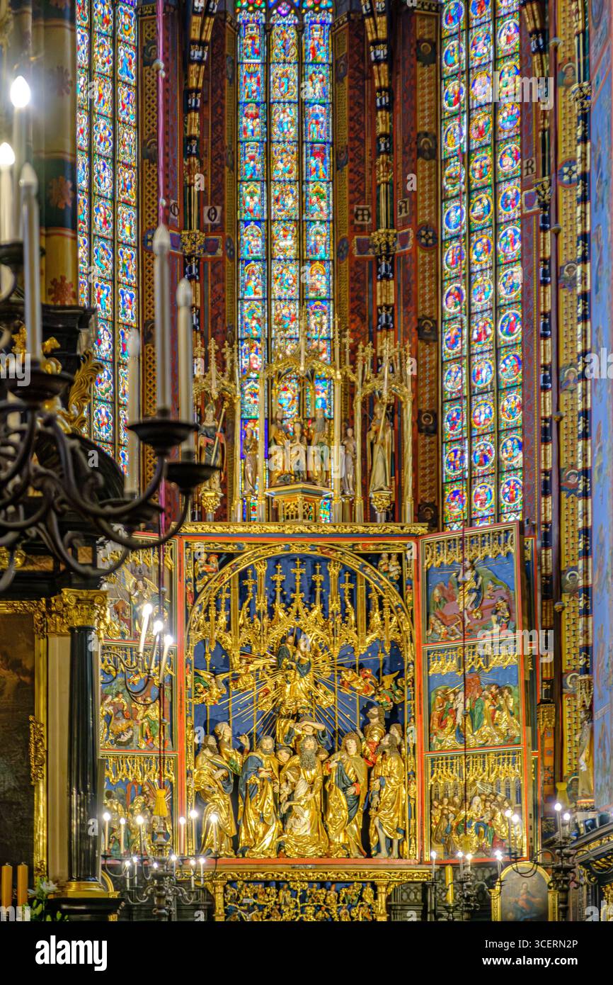 Ein lebhaftes Foto des herrlichen Marienaltars, eines berühmten gotischen Polyptychons von Veit Stoss, vor dem Hintergrund farbenfroher gla Stockfoto