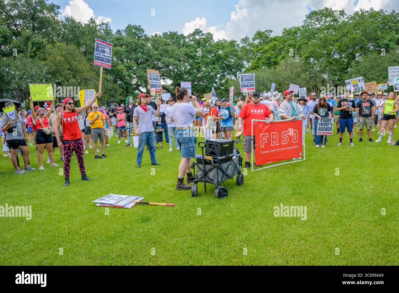 New Orleans, LA, USA - 14. Juni 2025: Anti-Trump-Demonstranten versammelten sich im Washington Square Park mit Schildern nach der No Kings Parade im Stadtteil Marigny von New Orleans Stockfoto