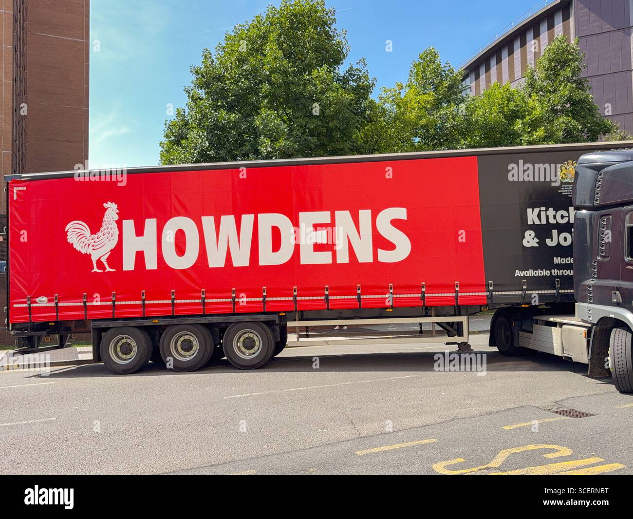 Cardiff, Wales, Vereinigtes Königreich - 15. August 2025: Seitenansicht eines Gelenklagers im Stadtzentrum von Cardiff, der Materialien für Howdens-Küchen liefert - Smartphone-aufgenommenes Stockfoto