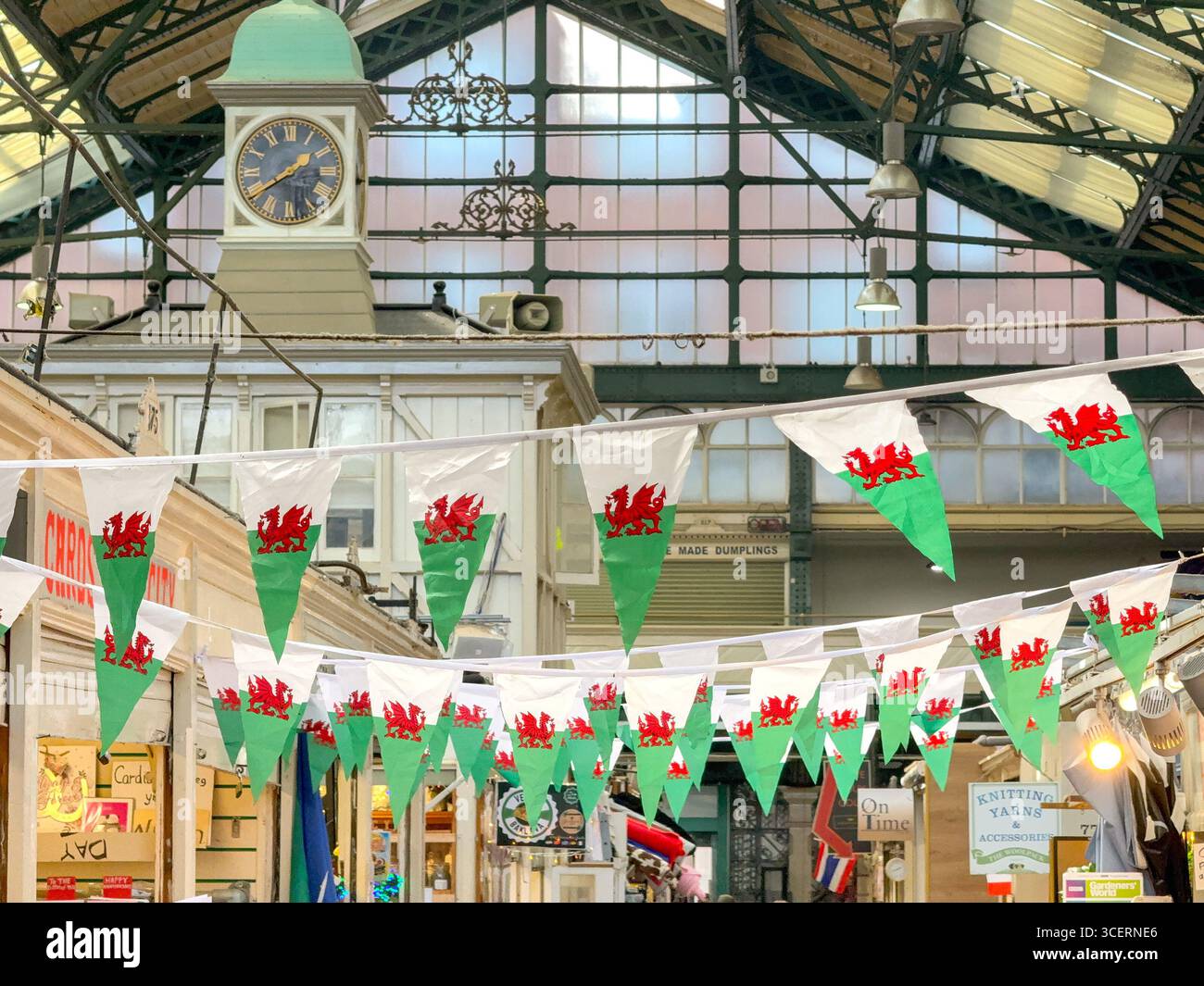 Cardiff, Wales, Großbritannien - 15. August 2025: Walisische Flaggen hängen auf dem traditionellen Indoor-Markt der Stadt im Stadtzentrum. Stockfoto