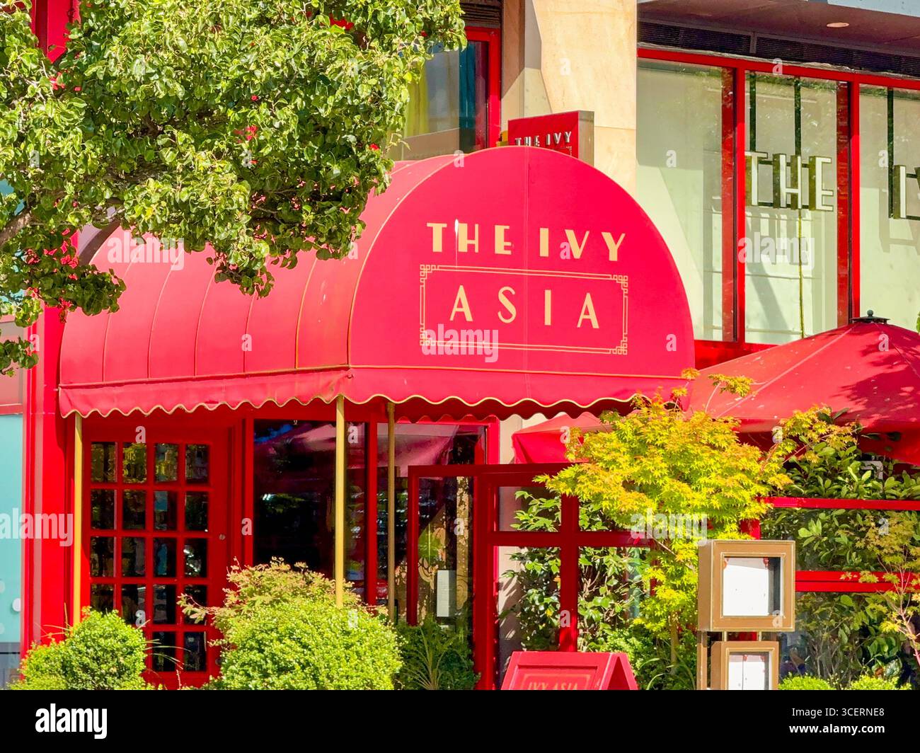 Cardiff, Wales, Großbritannien - 15. August 2025: Außenansicht des Eingangs zum Restaurant Ivy Asia im Stadtzentrum von Cardiff - Smartphone-aufgenommenes Stockfoto