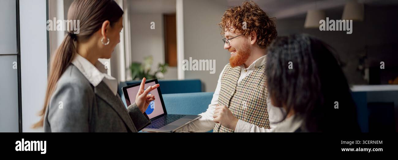 Ein ansprechendes Team-Meeting mit einer interaktiven Laptop-Präsentation für die Zusammenarbeit Stockfoto