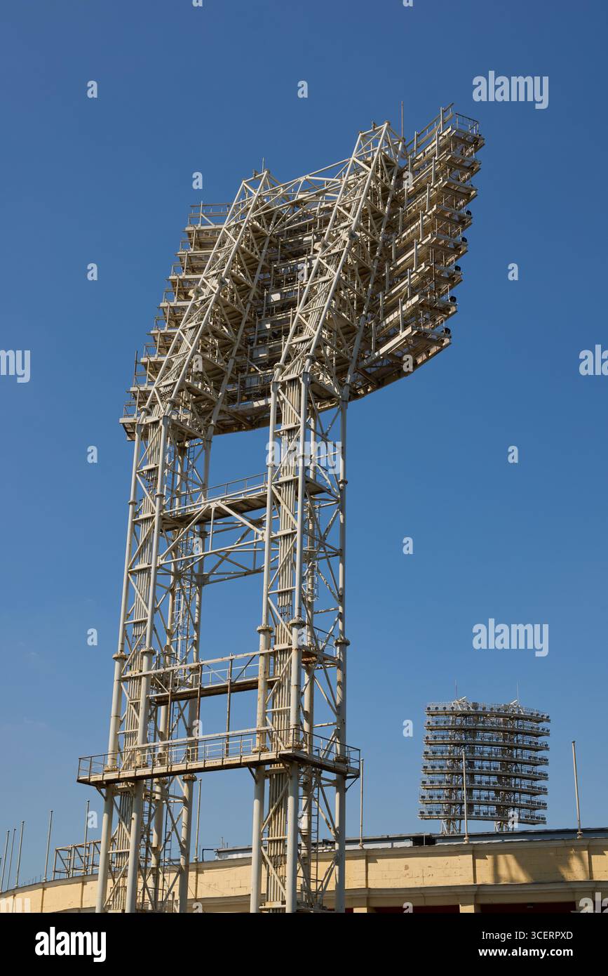 Die beleuchtete Sportstadion-Beleuchtungsstruktur zeigt modernes Design und technische Ausstattung Stockfoto