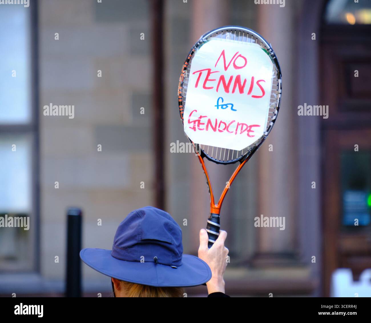 Halifax, Nova Scotia, Kanada. August 2025. Eine Kundgebung vor dem Rathaus von Halifax forderte die Beamten auf, das Davis-Cup-Spiel zwischen Team Kanada und Israel, das für den 12. Und 13. September im Scotiabank Centre in Halifax geplant ist, abzusagen, während Israel seine Angriffe auf Palästina fortsetzt. Die Gruppen forderten zunächst, dass keine öffentlichen Mittel für die Veranstaltung bereitgestellt werden, und dass die Veranstaltung komplett abgesagt und die Stadt nicht mitschuldig an der Unterstützung der Aktionen, die sie als Sports Waschen der israelischen Aktivitäten bezeichneten, mitgewirkt wird, was auf ein ähnliches Verbot von Teams aus Russland und Belarus hindeutet. Quelle: Meanderingemu/Alamy Live News Stockfoto