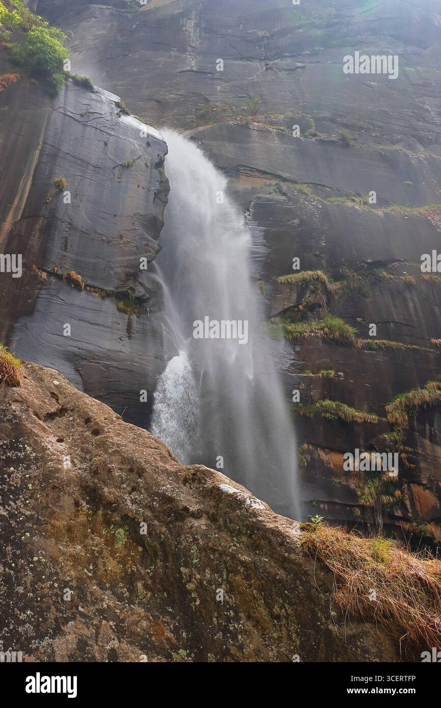 Schöner Jogini-Wasserfall, das beliebte Touristenziel am Ausläufer des himalaya an der manali-Bergstation in himachal pradesh, indien Stockfoto