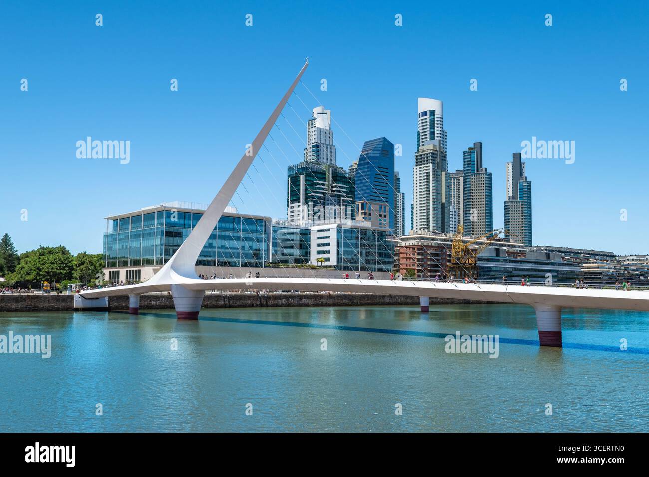 Puerto Madero und die Womans Bridge unter einem klaren blauen Himmel in Buenos Aires, Argentinien. Stockfoto