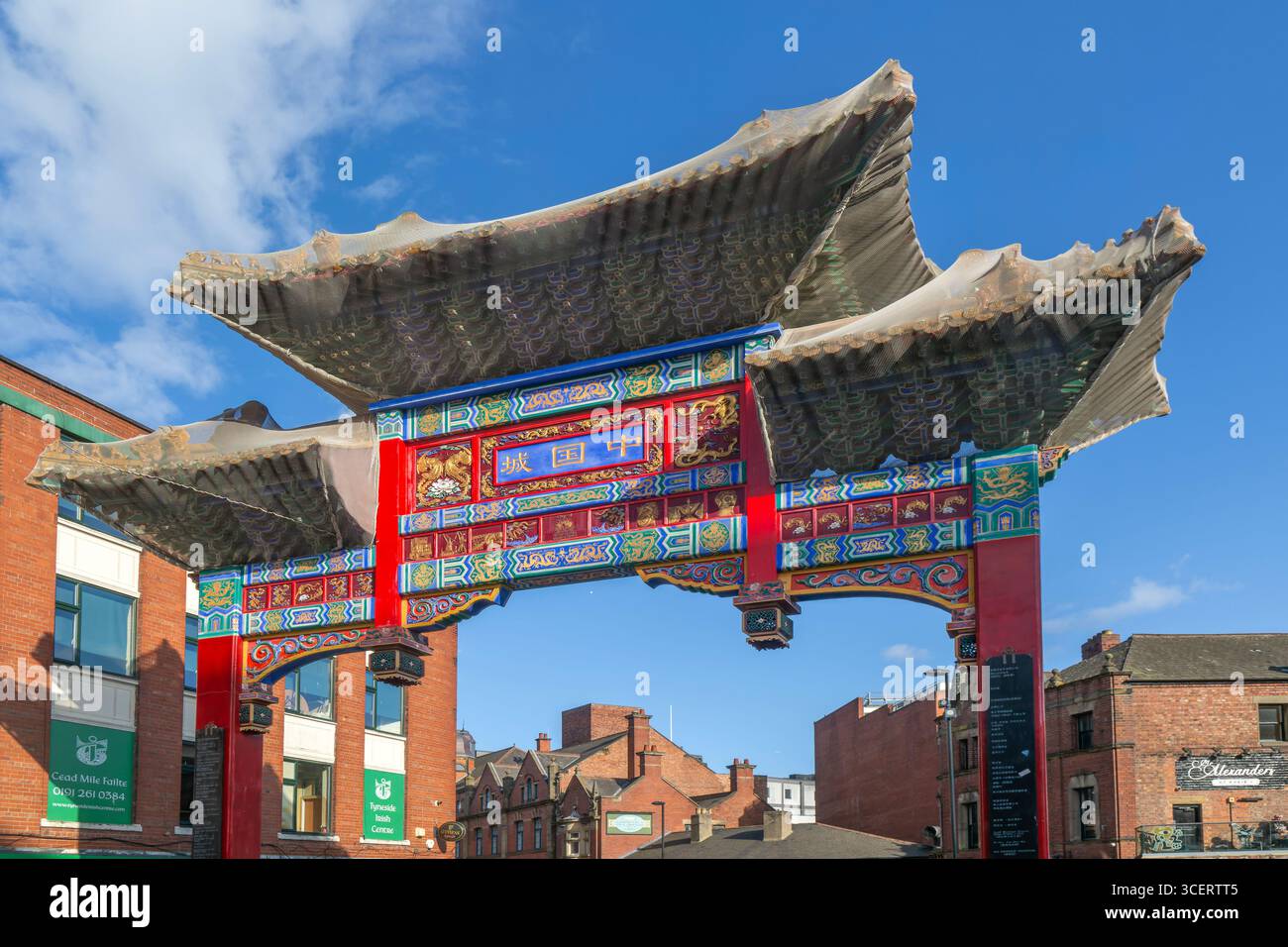 Chinese Arch am Eingang zu Chinatown, Newcastle upon Tyne, Tyne and Wear, England, Großbritannien, gebaut 2004 Stockfoto