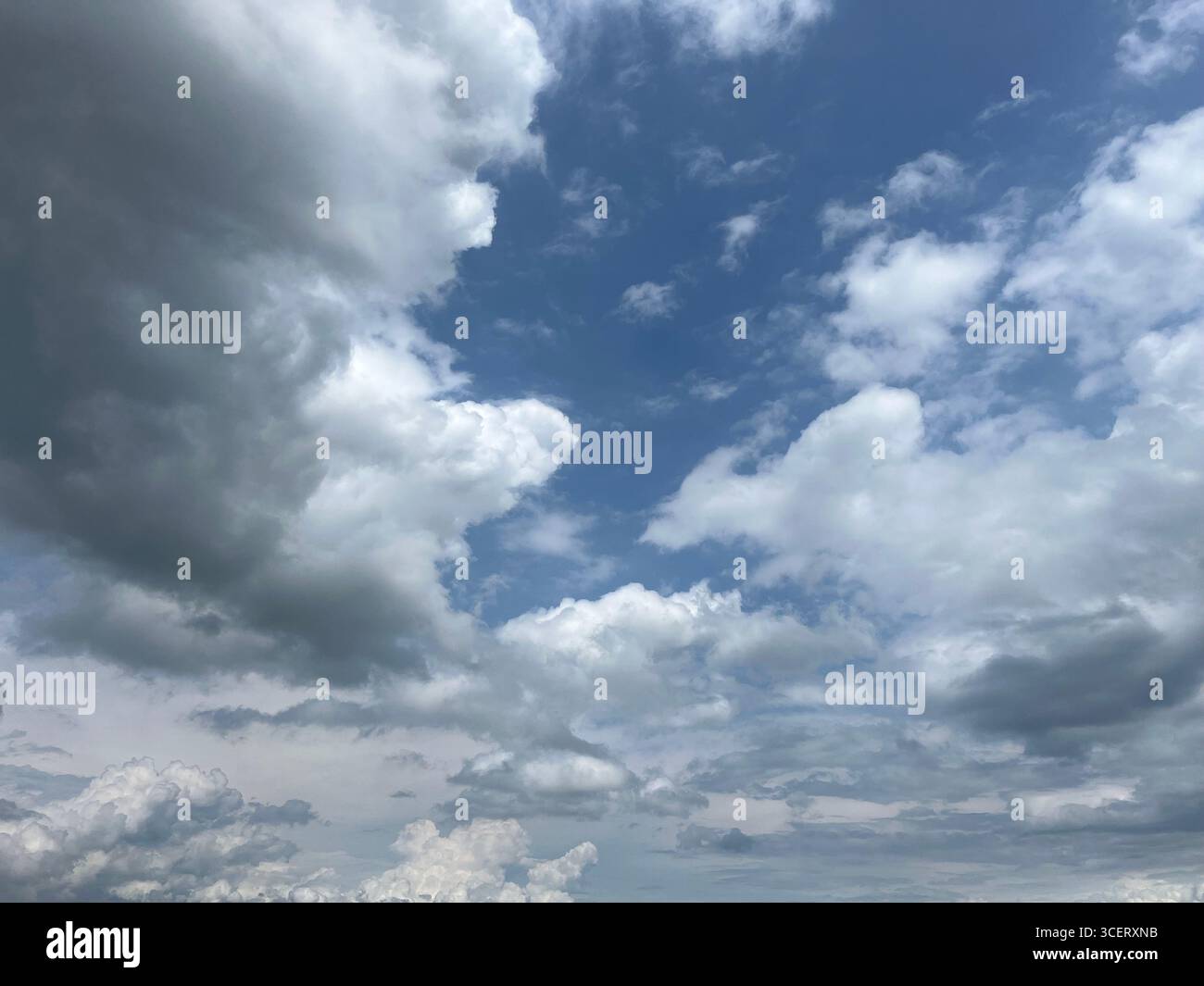 Dramatischer Himmel mit weißen Wolken Stockfoto