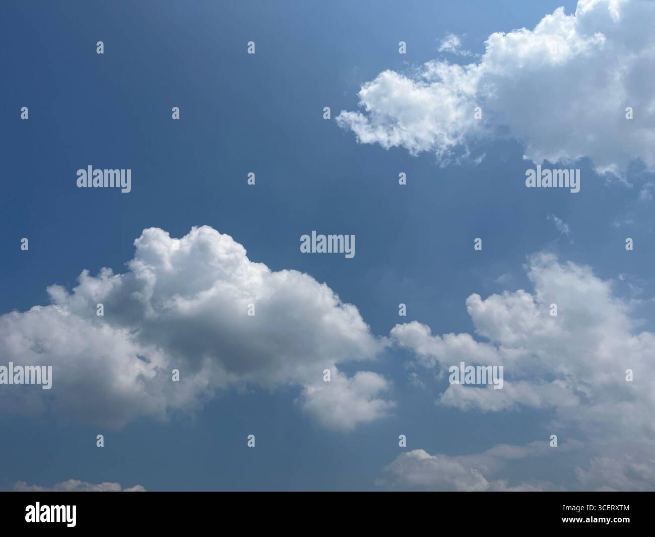blauer Himmel mit flauschige weiße Wolken - Smartphone-aufgenommenes Stockfoto