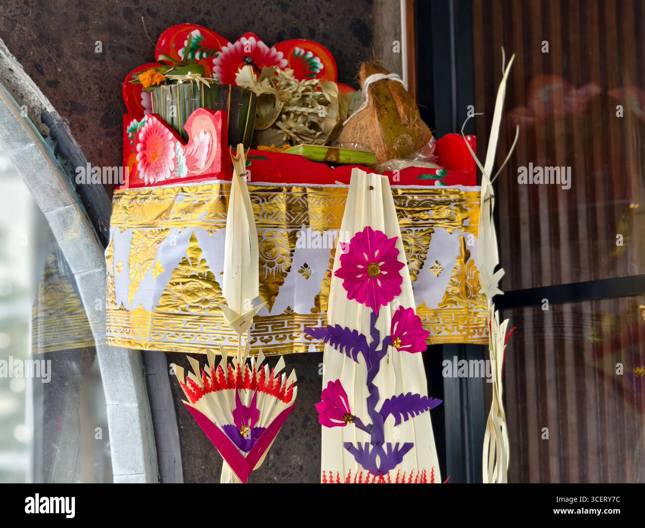 Balinesisches Zeremonialopfer oder banten mit Blumen, Früchten und Lamak- oder Palmblattdekoration Stockfoto