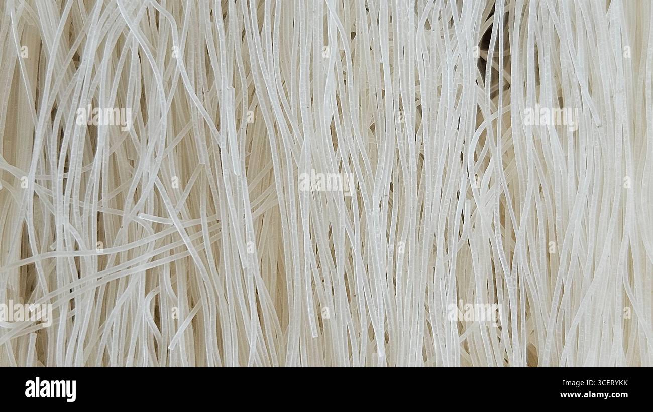 Getrocknete Reisnudeln in Nahaufnahme - Smartphone-aufgenommenes Stockfoto