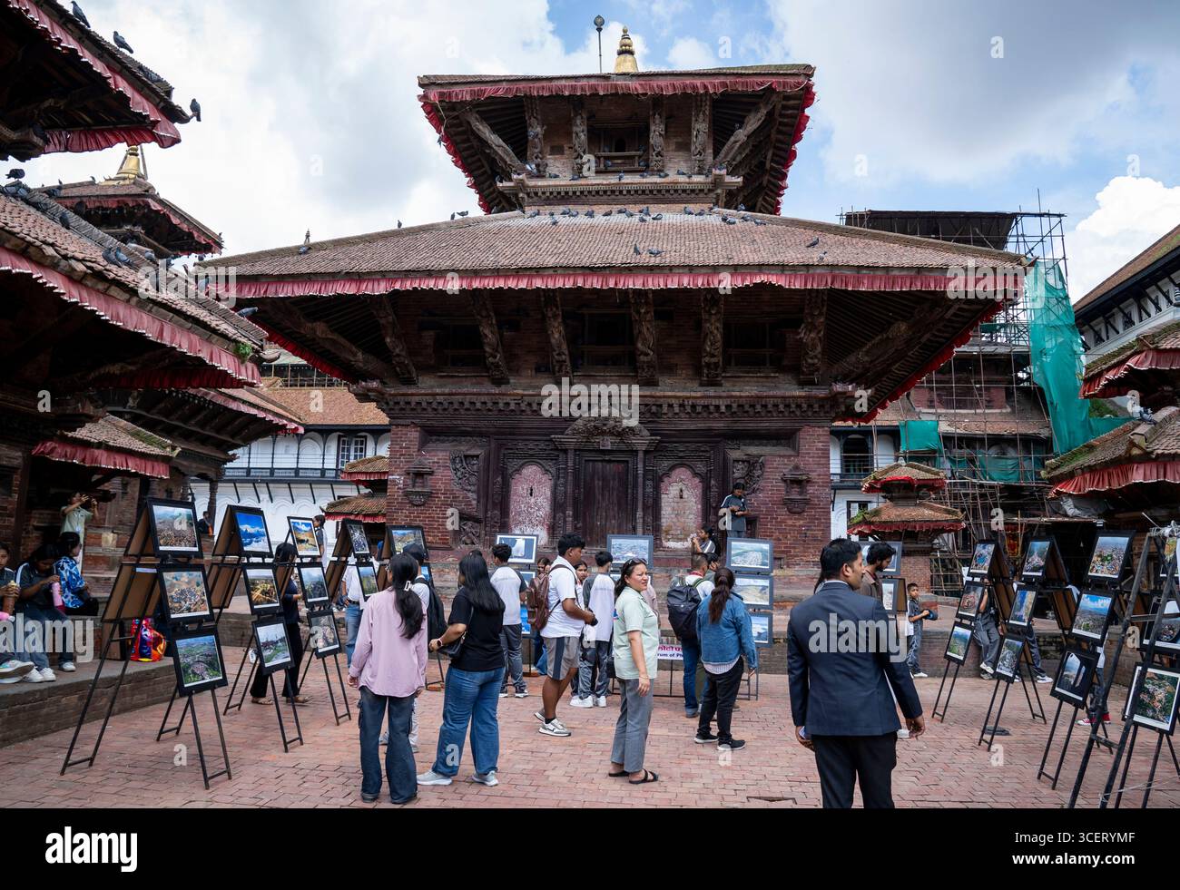Kathmandu, Nepal. August 2025. Besucher besuchen eine Fotoausstellung anlässlich des Weltfotografietages in Kathmandu, Nepal, 19. August 2025. Quelle: Hari Maharjan/Xinhua/Alamy Live News Stockfoto