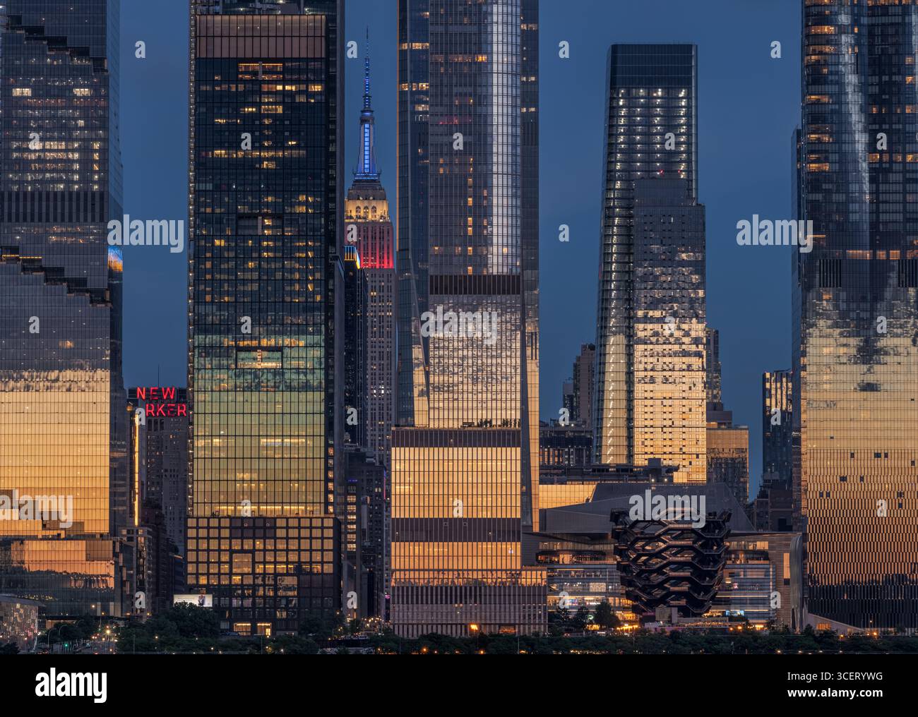 Skyline von New York City mit dem Empire State Building und den Wolkenkratzern Hudson Yards zur blauen Stunde, einschließlich des Schiffes und des berühmten New Yorker Hotels Stockfoto