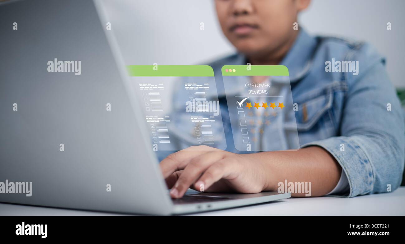 Online-Feedback, Benutzererfahrung, Reputationsmanagement im E-Commerce und digitale Geschäftsstrategie. Nahaufnahme eines jungen Menschen mit Laptop mit Schwimmfunktion Stockfoto