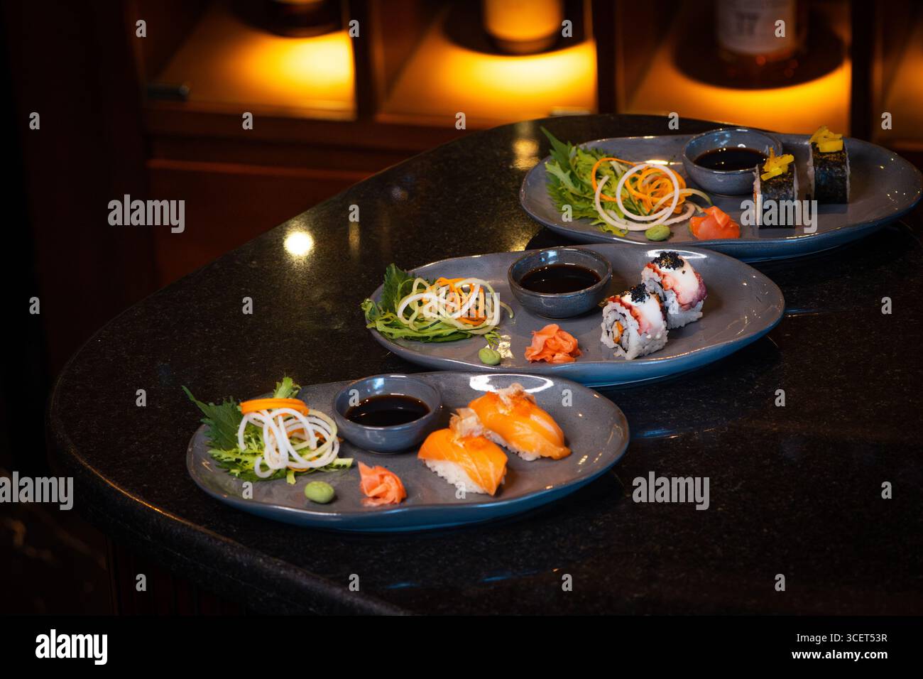Frische Sushi Rolls mit Lachs und Thunfisch, japanische Küche auf einem Gourmet-Teller mit Meeresfrüchten Stockfoto
