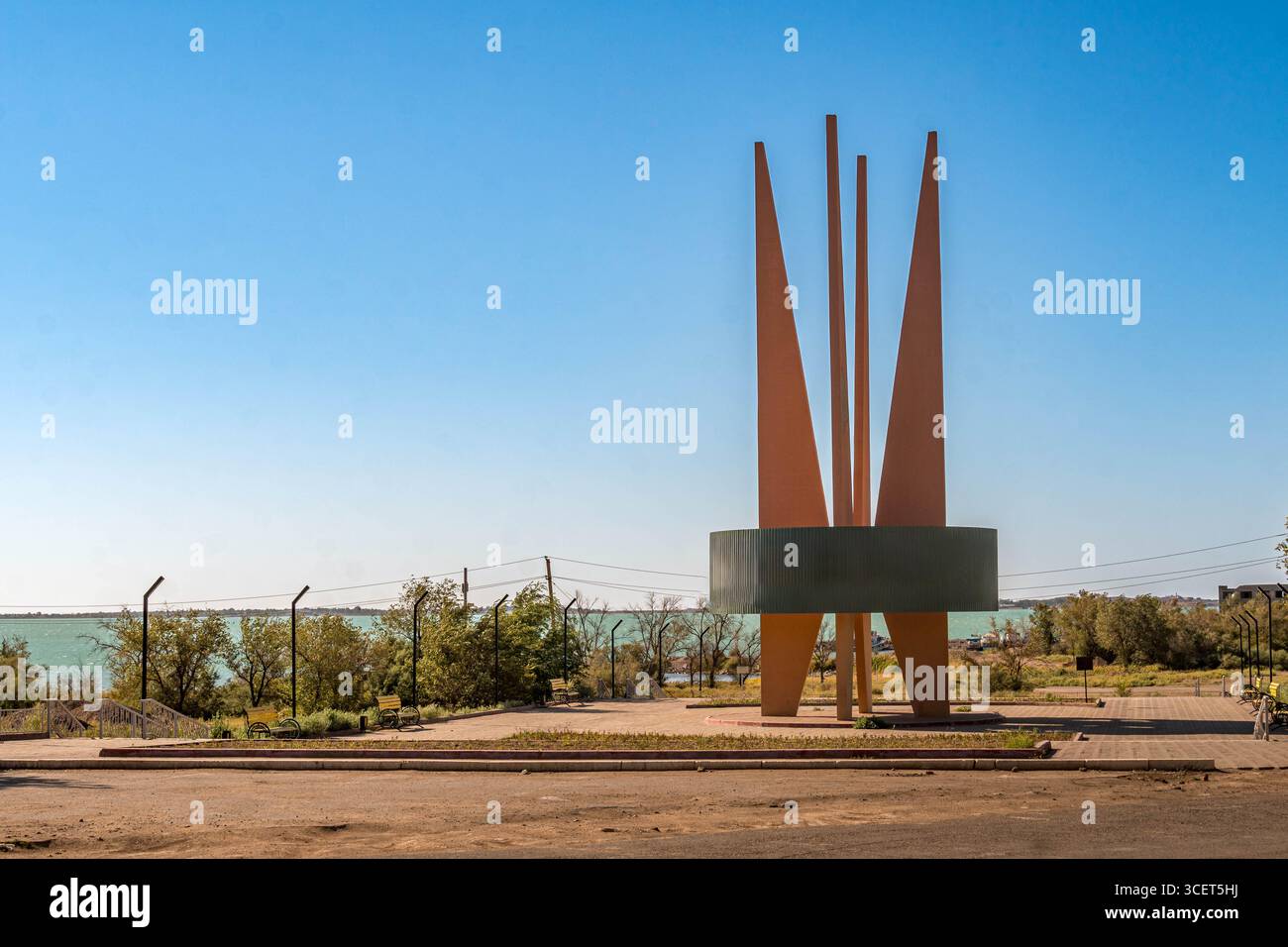 Balchash-Stadt mit altem sowjetischem Denkmal am Balchash-See, Kasachstan, mit rauem Gelände und ruhigen Straßen, die die Geschichte Zentralasiens widerspiegeln Stockfoto