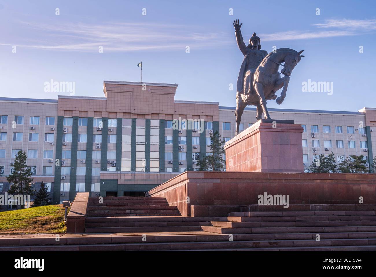 Das Regierungsgebäude von Kasachstan befindet sich in der Innenstadt von Aqtobe, in der Nähe des Abul Khair Khan Monuments, das Teil des kasachischen Erbes ist. Stockfoto