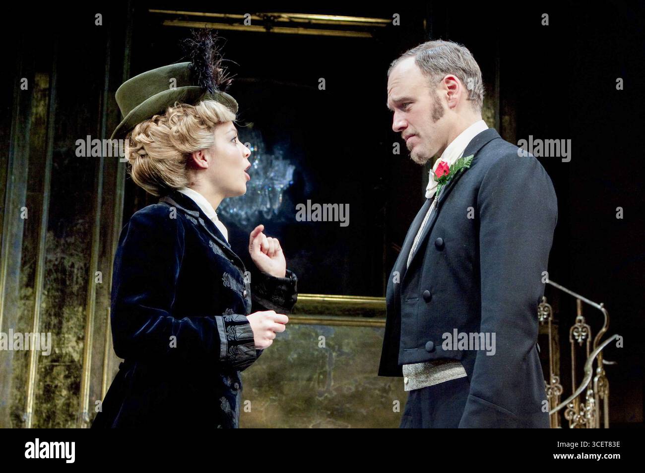 Fiona Button (Miss Mabel Chiltern), Elliot Cowan (Viscount Goring) in EINEM IDEALEN EHEMANN von Oscar Wilde am Vaudeville Theatre, London WC2 10/11/2010 Design: Stephen Brimson Lewis Beleuchtung: Peter Mumford Regie: Lindsay Posner Stockfoto