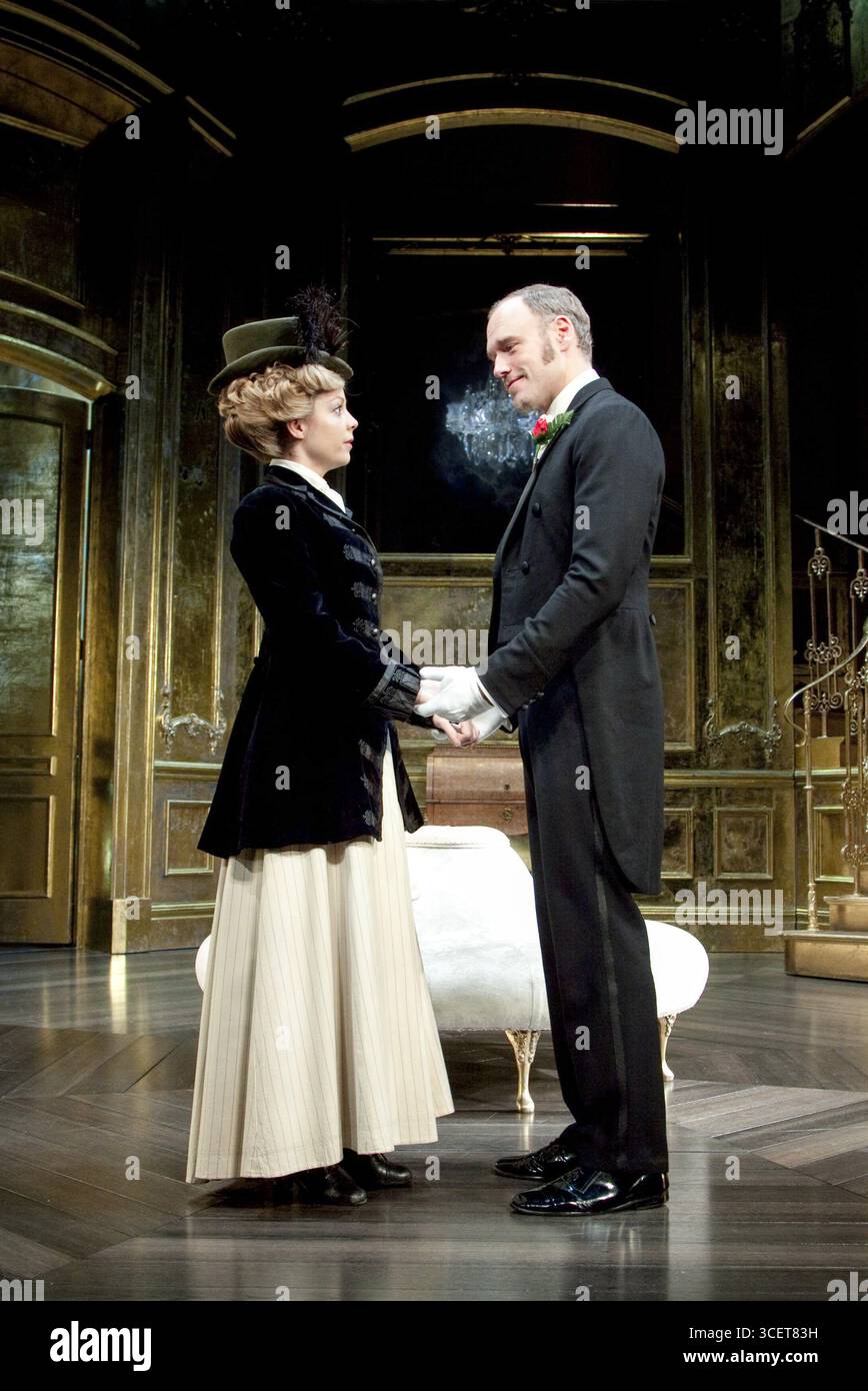Fiona Button (Miss Mabel Chiltern), Elliot Cowan (Viscount Goring) in EINEM IDEALEN EHEMANN von Oscar Wilde am Vaudeville Theatre, London WC2 10/11/2010 Design: Stephen Brimson Lewis Beleuchtung: Peter Mumford Regie: Lindsay Posner Stockfoto