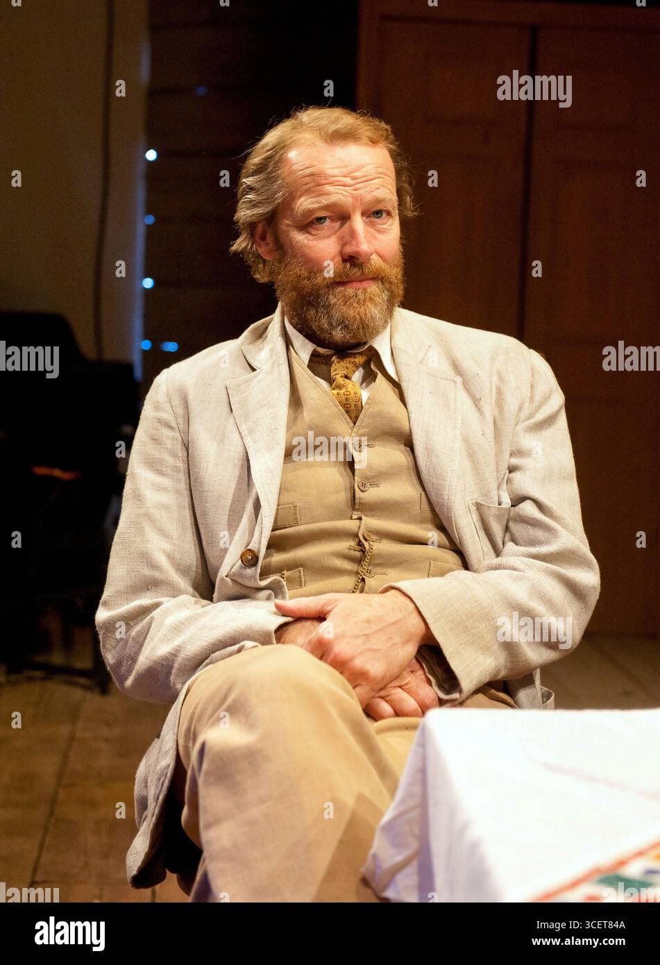 Iain Glen (Vanya) in ONKEL WANYA von Tschechow im Print Room, London W2 29/03/2012 in einer neuen Version von Mike Poulton Design: William Dudley Beleuchtung: Richard Howell Regie: Lucy Bailey Stockfoto