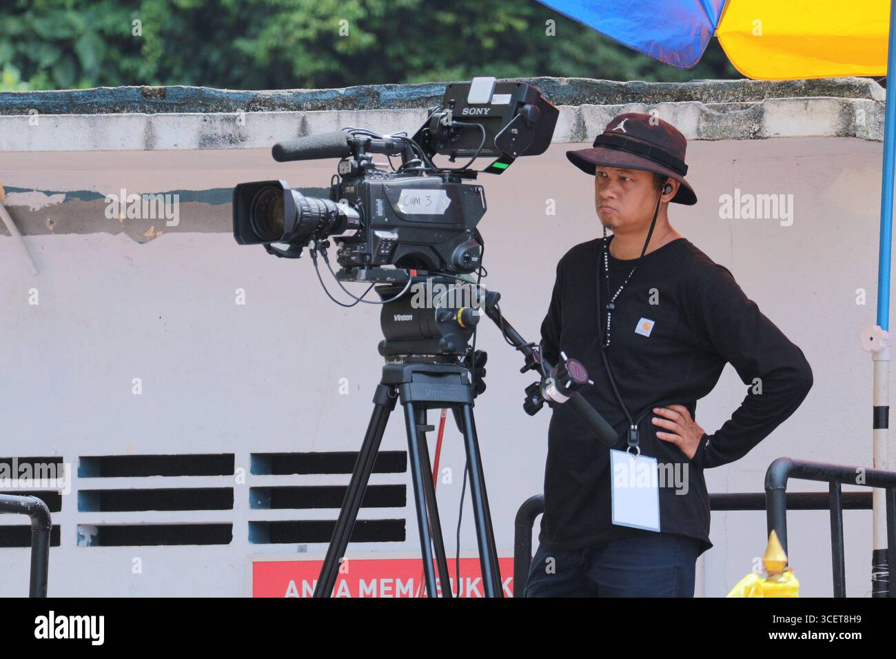 Professionelle Fernsehkameramannaufnahmen mit einer Rundfunkkamera. Medien-, Journalismus- und Videokonzept in Malaysia, Kuala Lumpur, 11. Februar 2025 Stockfoto
