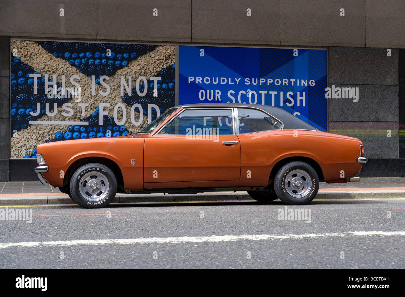 Ein Ford Cortina 1600 L Mark3 Auto aus Metall Bronze aus den 1970er Jahren, das auf einer Stadtstraße in Großbritannien geparkt wurde Stockfoto