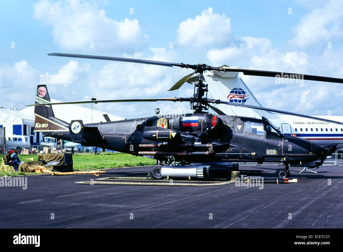 Kamov Ka-50 Black Shark, NATO meldet den Namen Hokum A, russischer einsitziger Angriffshubschrauber auf der Farnborough International Airshow 1992. Der in den 1980er Jahren entworfene und in den späten 1980er und frühen 1990er Jahren getestete Hubschrauber wurde 1992 offiziell vorgestellt, einen Monat vor seinem Auftritt in Farnborough. Die Ka-50 trat 1995 bei der russischen Armee in Dienst Stockfoto