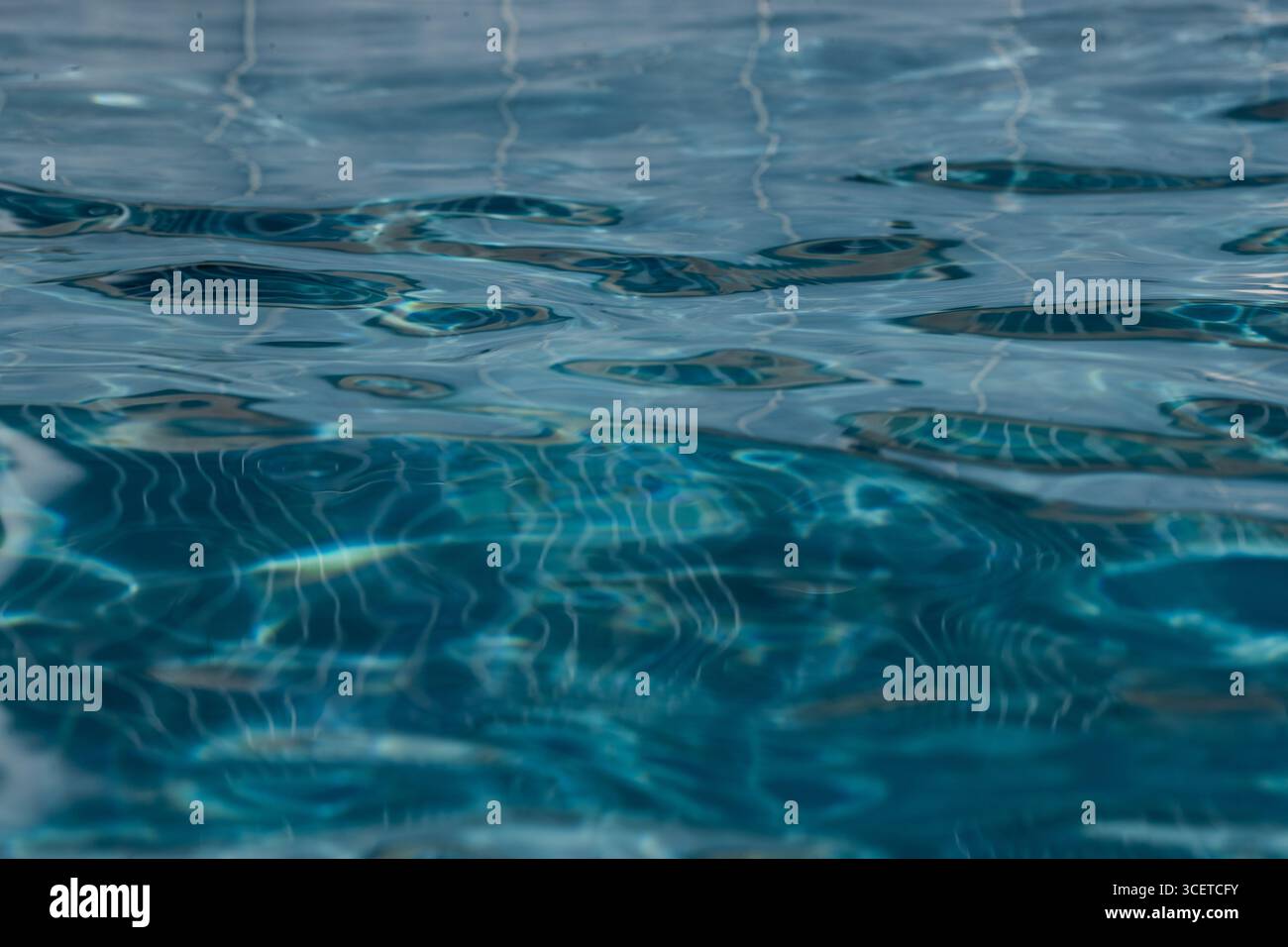 Sonnenreflexionen am Pool Stockfoto