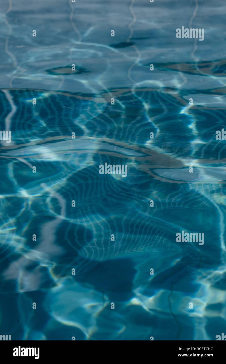 Sonnenreflexionen am Pool Stockfoto