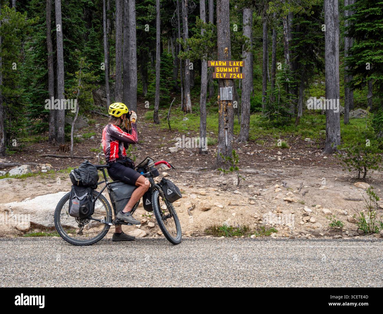 ID00946-00...IDAHO - Tom Kirkendall fotografiert Schild auf dem 7241-Fuß-Gipfel des warm Lake, vorbei, bevor es zum warm Lake absteigt. Stockfoto