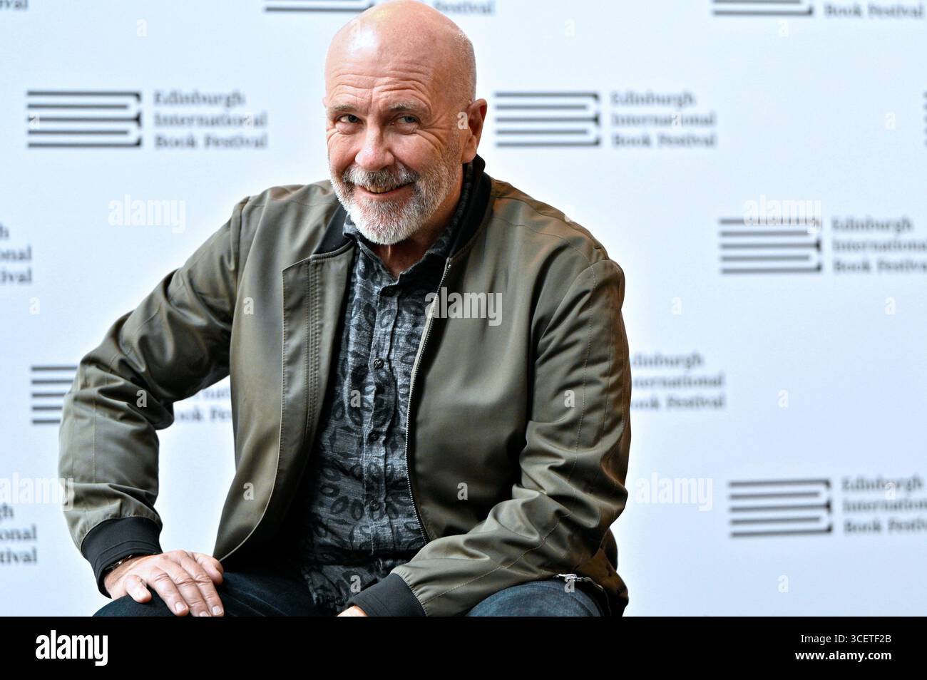 Edinburgh, Schottland, Großbritannien. August 2025. Edinburgh International Book Festival: Australischer Autor Richard Flanagan, der 2014 den man Booker Prize für seinen Roman The Narrow Road to the Deep North gewann. Quelle: Craig Brown/Alamy Live News Stockfoto