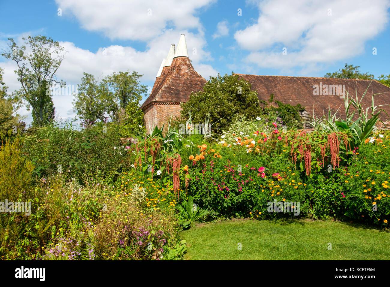 Great Dixter, Oast House, Garden Border, East Sussex, Großbritannien Stockfoto