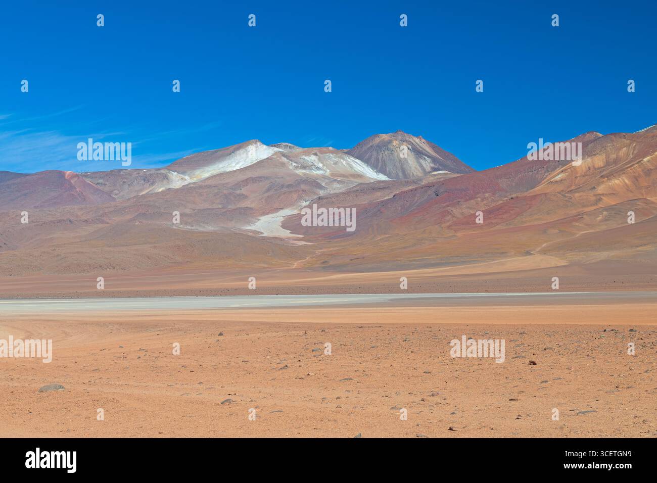 Vulkane und Schwefel fließen über das bolivianische Hochland im Salar de Uyuni Stockfoto