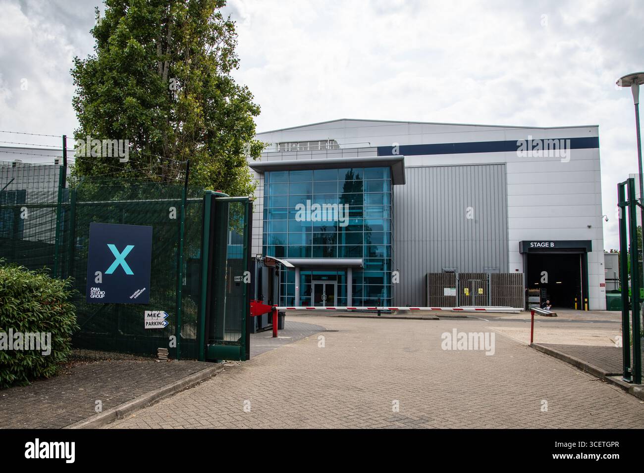 Eintritt zum Oma X Filmstudio im Innova Park, Enfield, London. Modernes Geschäftsgebäude mit Beschilderung, kreativer Lage in der Branche. Stockfoto