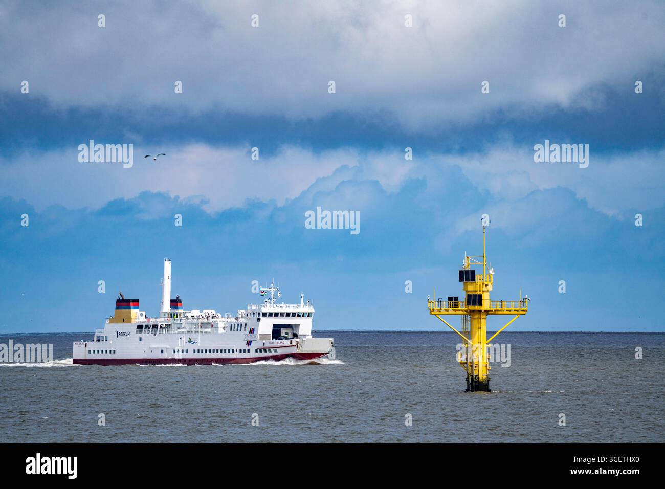 Die Nordsee-Autofähre Münsterland fährt zum Fährhafen Eemshaven, an der Mündung der Ems, Fähre zur deutschen Nordseeinsel Borkum, OP Stockfoto