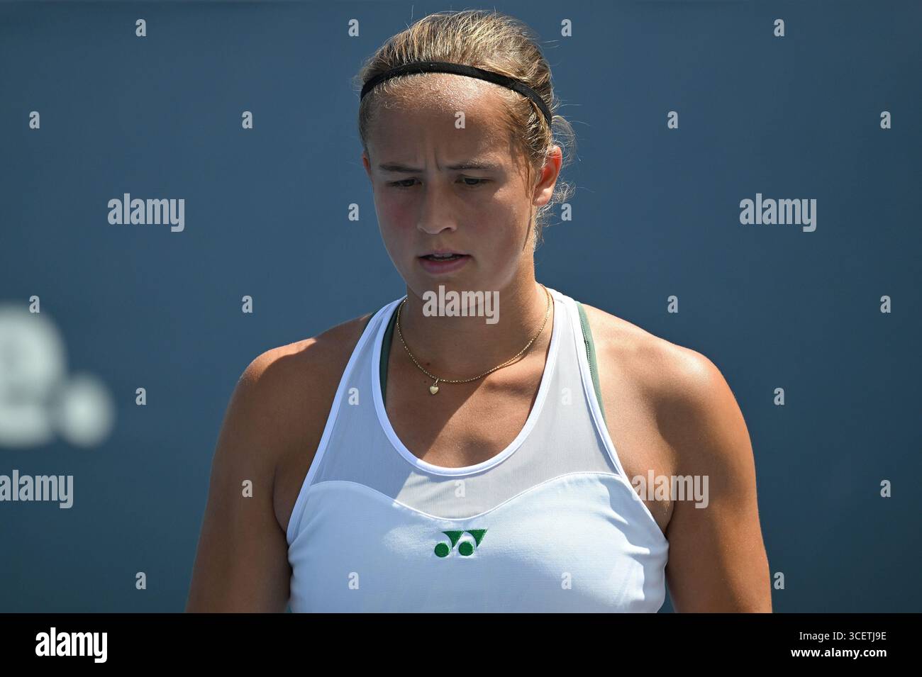 New York, Usa. August 2025. Die Belgierin Hanne Vandewinkel wurde während eines Tennisspiels gegen die Kanadierin Stakusic in der ersten Runde der Qualifikation für das Damen-Einzelturnier des US Open Grand Slam-Tennisturniers 2025 in New York City, USA, am Dienstag, den 19. August 2025 gezeigt. BELGA FOTO TONY BEHAR Credit: Belga News Agency/Alamy Live News Stockfoto