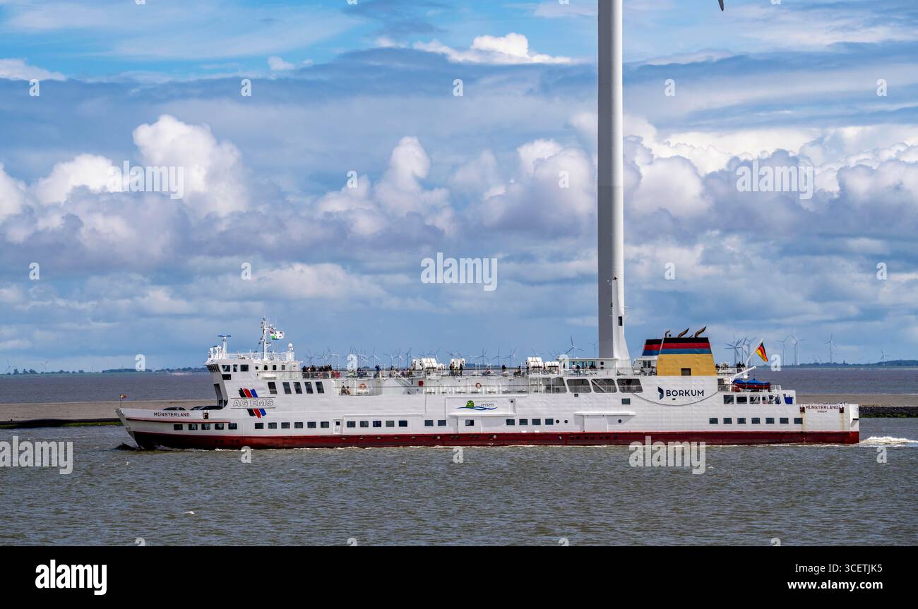 Die Nordsee-Autofähre Münsterland fährt vom Fährhafen Eemshaven an der Ems-Mündung zur deutschen Nordseeinsel Bor Stockfoto