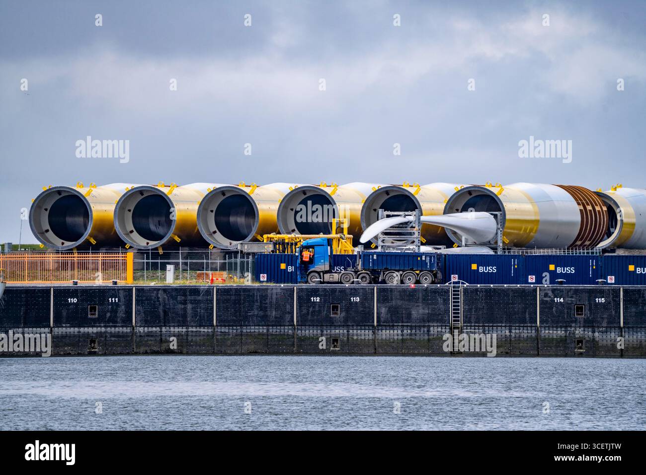 Der Seehafen Eemshaven, Julianahaven Basin, wo die Fundamentstrukturen, Monopiles, für Offshore-Windparks gelagert werden. Diese werden dann unterstützen Stockfoto