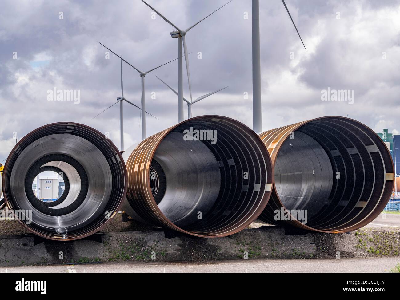 Der Seehafen Eemshaven, Julianahaven Basin, wo die Fundamentstrukturen, Monopiles, für Offshore-Windparks gelagert werden. Diese werden dann unterstützen Stockfoto