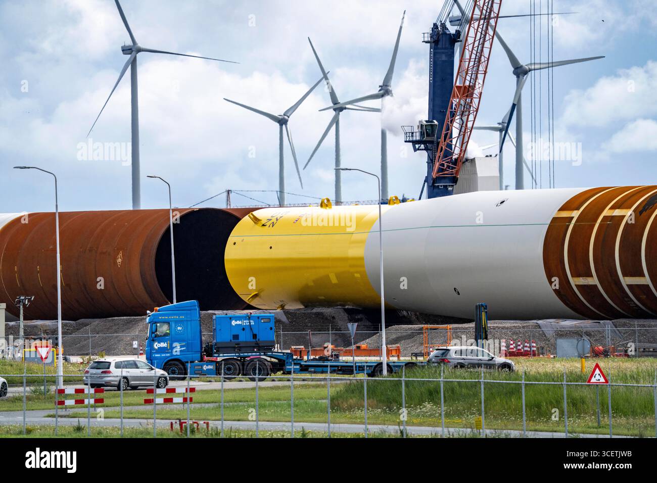 Der Seehafen Eemshaven, Julianahaven Basin, wo die Fundamentstrukturen, Monopiles, für Offshore-Windparks gelagert werden. Diese werden dann unterstützen Stockfoto